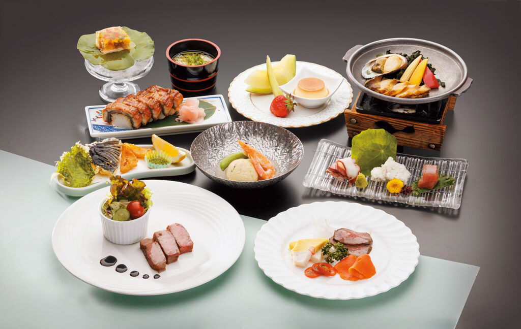 季節の会席料理を彩り豊かに盛り付けた多皿コース
